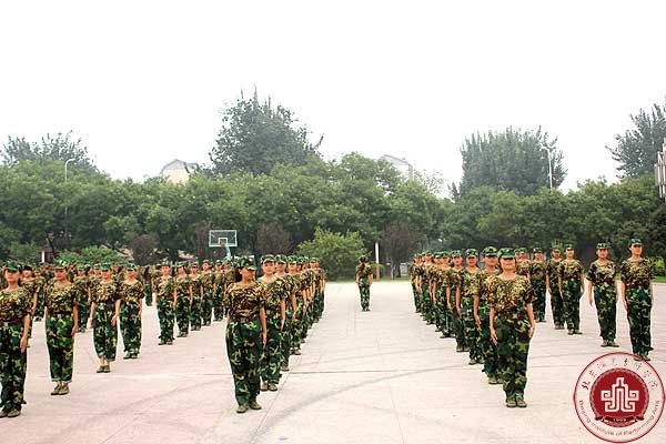 我院2013级新生军训闭营仪式圆满结束