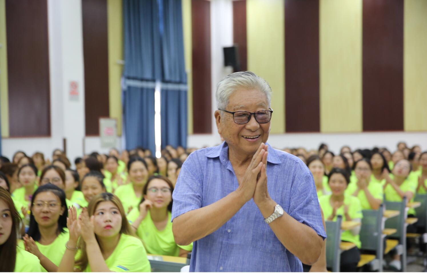 梁伯龙教授前往2018级新生军训基地进行讲座