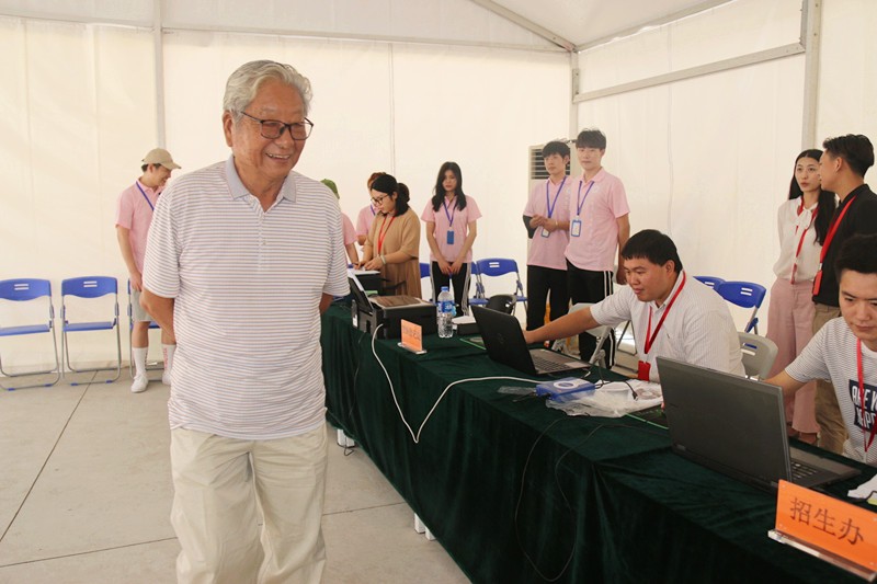终于等到你:直击2018级第一批新生报到现场