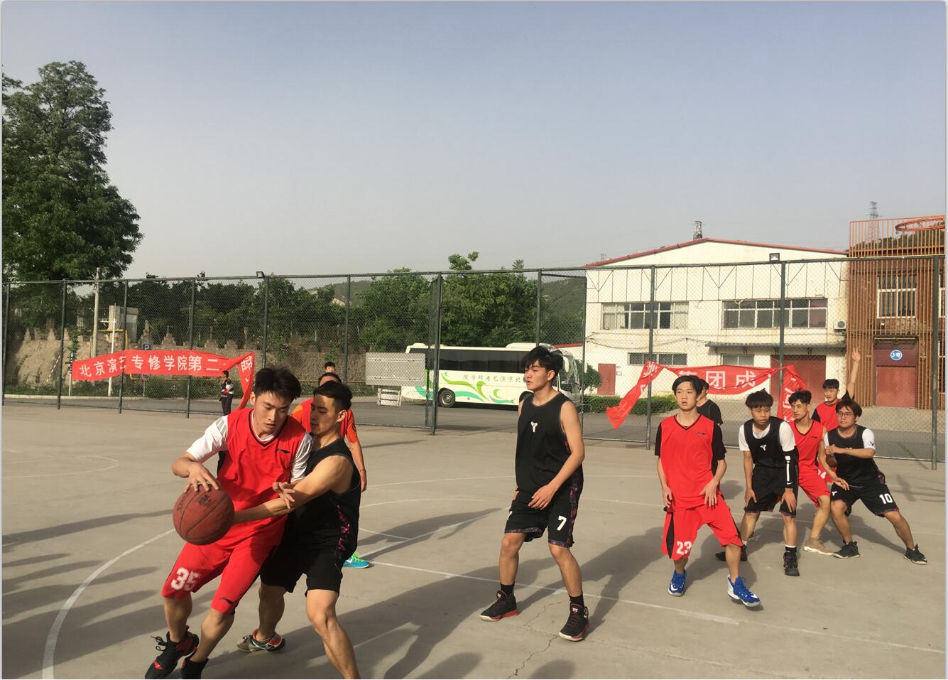 篮球比赛展风采，中专学子然激情