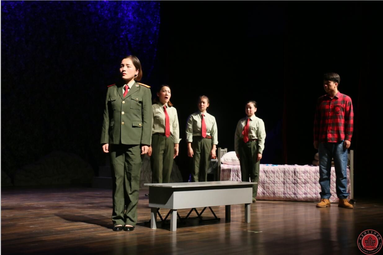 毕业大戏《女兵连来了个男家属》在实验剧场精彩上演