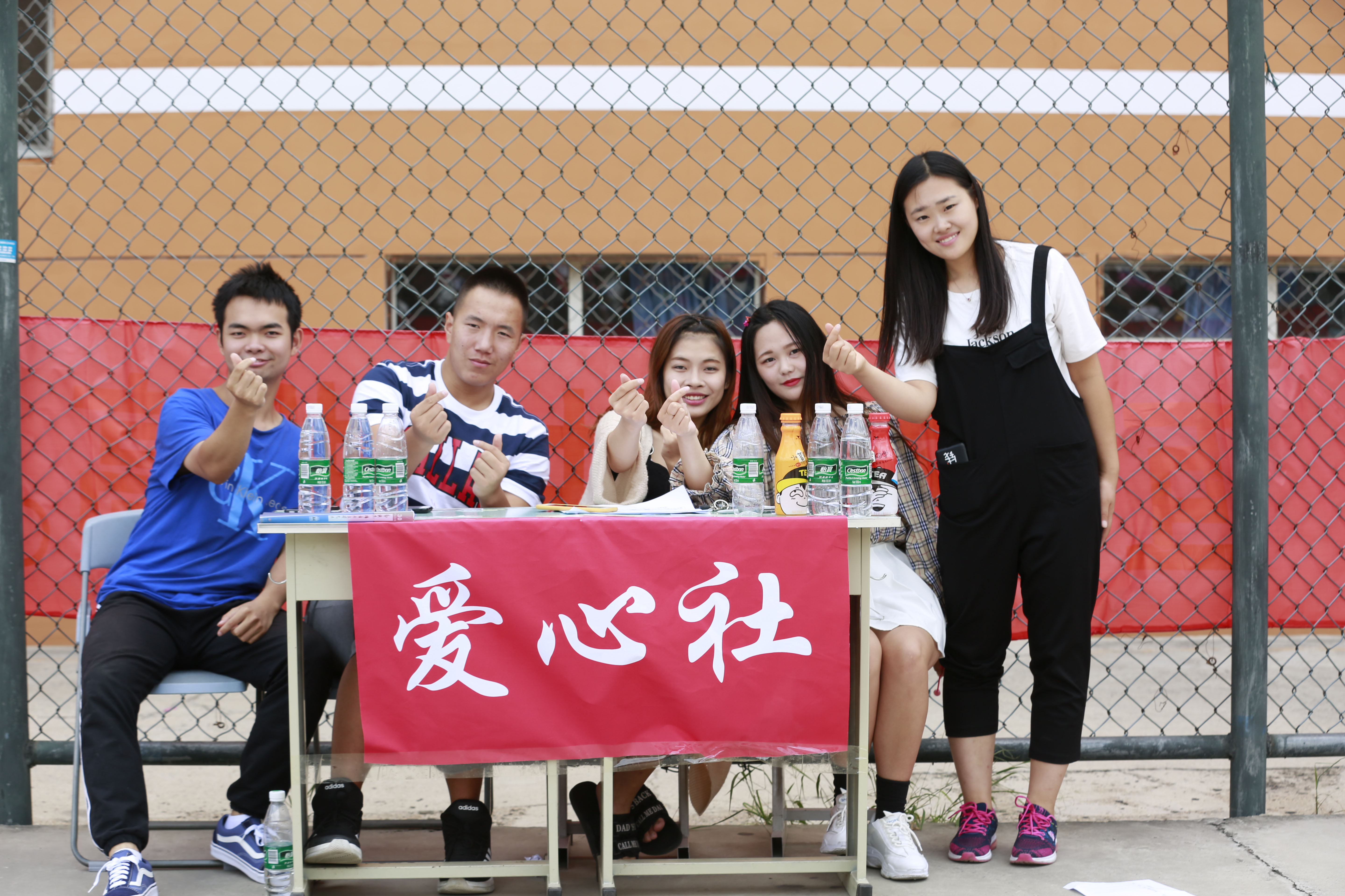 北京演艺专修学院各社团纳新现场火爆