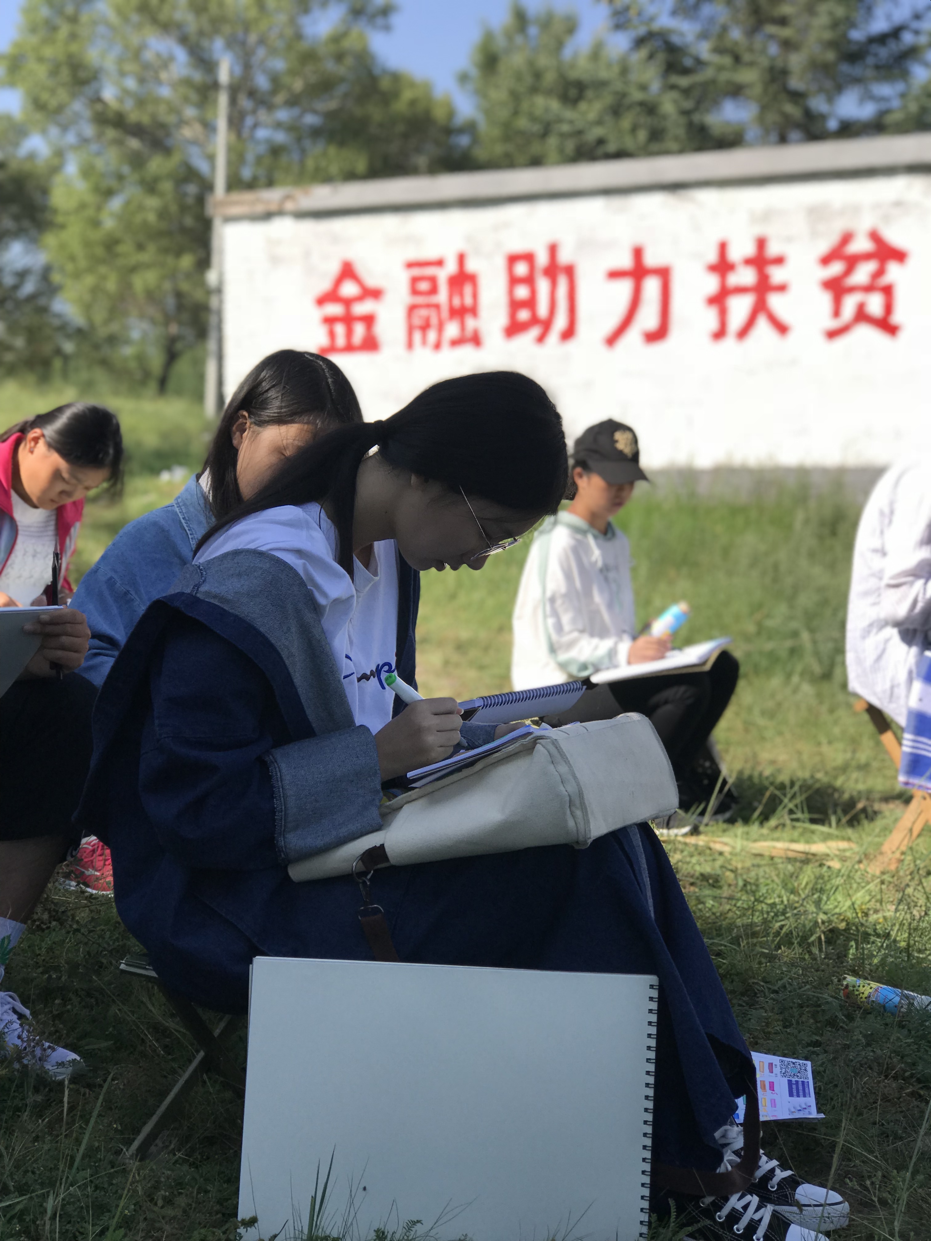 我院艺术设计系新生前往张北大河开展艺术写生活动
