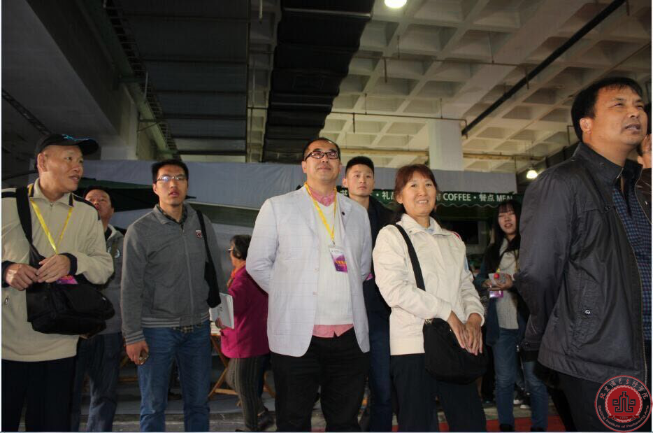 唐武主任携手文管众学子，共观文化创意产业博览会