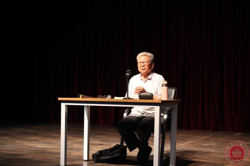 梁伯龙教授为2017级表演系新生讲授大学开学第一课