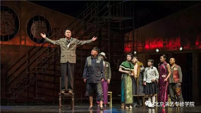 我院文化产业管理系毕业生庄毅参演易中天首部话剧《模范监狱》