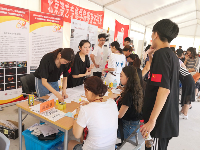 终于等到你:直击2018级第一批新生报到现场