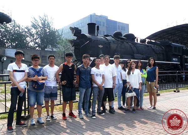 北京演艺专修学院艺术设计系新生参观798艺术区