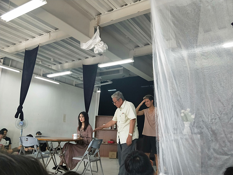 梁伯龙教授走进16级学生表演课堂为学生授课