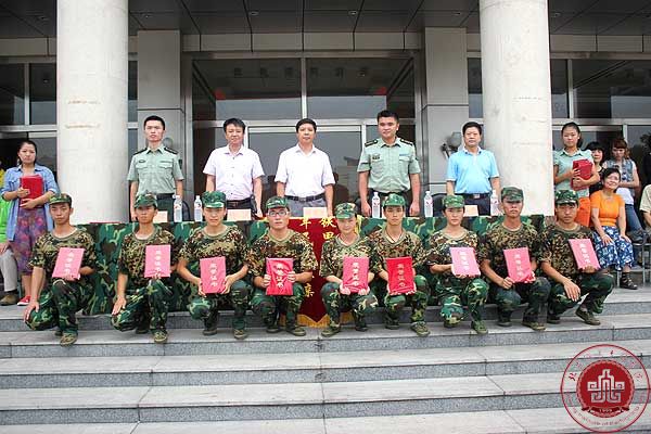 我院2013级新生军训闭营仪式圆满结束