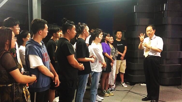 中华卫视黄阿原主席接见我院“精英杯“主持人大赛12强选手