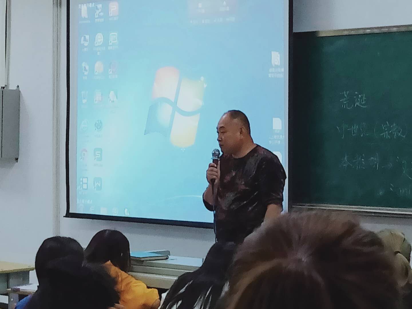 影视艺术系2018级学生举行主题班会