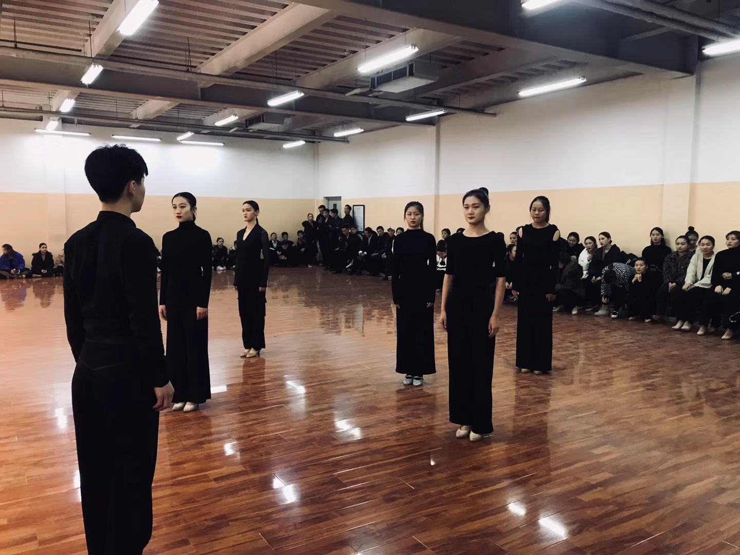 北京演艺专修学院舞蹈系国标舞专业举行模拟赛