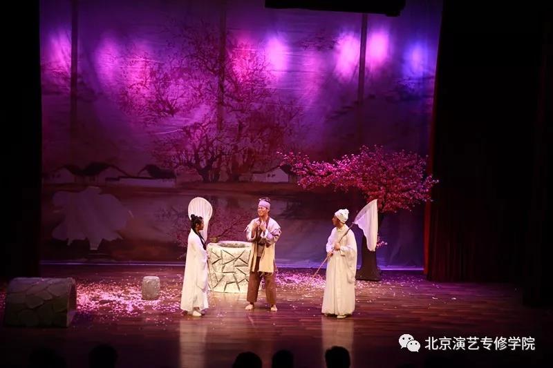 表演系15级毕业剧目《暗恋桃花源》在实验剧场上演